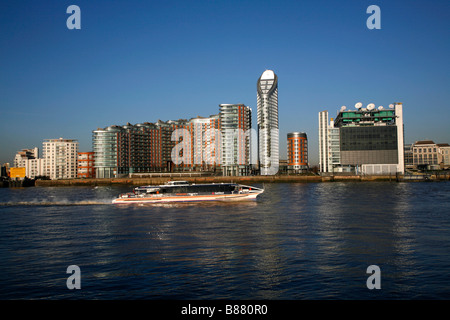 Thames Clipper sur la Tamise par New Providence Wharf, y compris l'Ontario Tower et Reuters building, Leamouth, Londres Banque D'Images