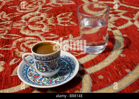 Une tasse de café turc et verre de l'eau Banque D'Images
