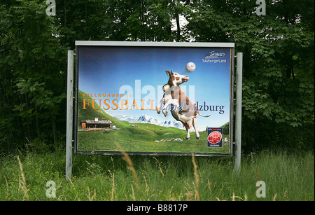 FUSSBALL VACHE AFFICHE FOOTBALL Salzbourg Autriche Salzbourg Autriche AUTOBAHN 16 Juin 2008 Banque D'Images