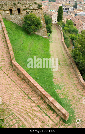 2799 Airport Way un des lacets jusqu'à une colline d'une ville fortifiée en Italie Banque D'Images