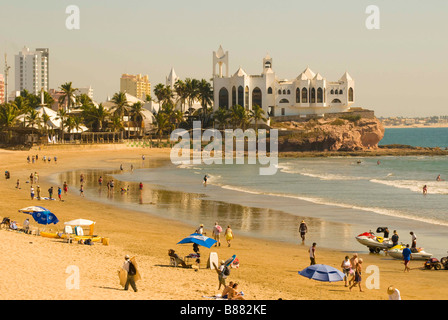 Mexique Mazatlan Sinaloa STATE aux personnes bénéficiant d'activités de plage avec Valentino Plaza et vieux Mazatlan en premier plan Banque D'Images