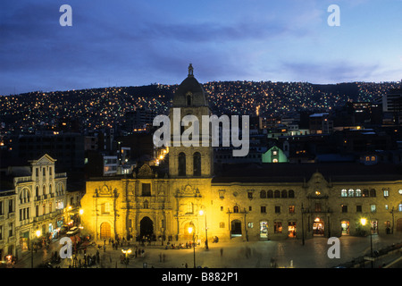 Église San Francisco et Plaza San Francisco au crépuscule, Calle Sagarnaga Street est à gauche de l'église, la Paz, Bolivie Banque D'Images