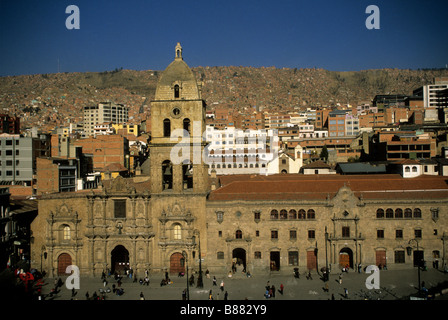 Vue de l'église de San Francisco et Plaza San Francisco, banlieues de la ville sur la colline et El Alto en arrière-plan, la Paz, Bolivie Banque D'Images