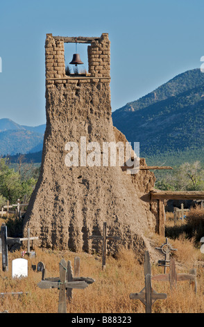 Cimetière indien avec les ruines de la vieille église San Geromino Taos Pueblo Nouveau Mexique USA Banque D'Images