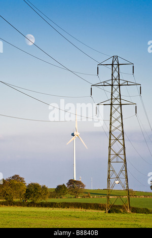 La Lune se levant sur la Lynch Knoll wind turbine (Ecotricity) - Dale Vince - sur les Cotswolds à Nympsfield, Gloucestershire Banque D'Images