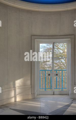 Les forces de l'air Runnymede Memorial, à l'est regarder dehors avec vue sur balcon Banque D'Images