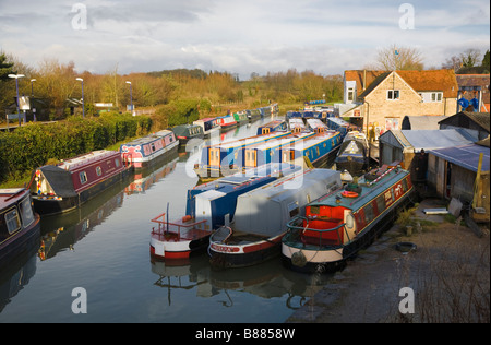 Amarré sur le canal d'Oxford narrowboats à Rousham, Oxfordshire, England, UK Banque D'Images