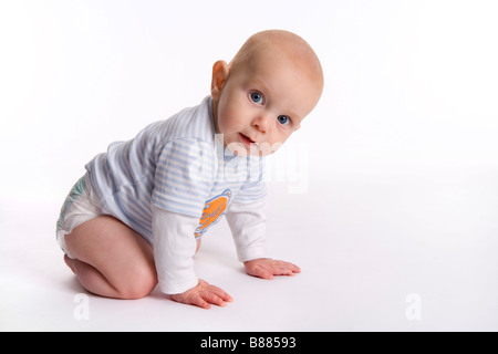 Portrait d'un petit garçon à partir de ramper Banque D'Images