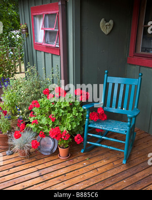 Vashon Island, WA : pont coloré avec des fleurs en pot et à bascule bleu dans le village de Ellisport Banque D'Images