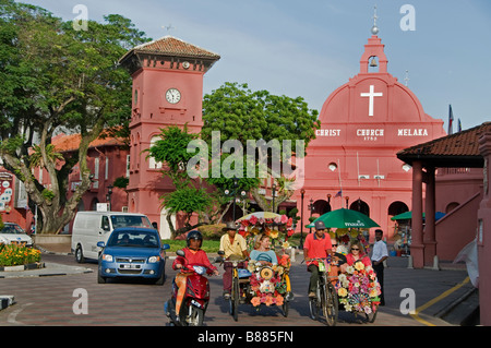 Malacca Malaisie fleurs decorateted pedicab rickshaw tricycles Christ Church Banque D'Images