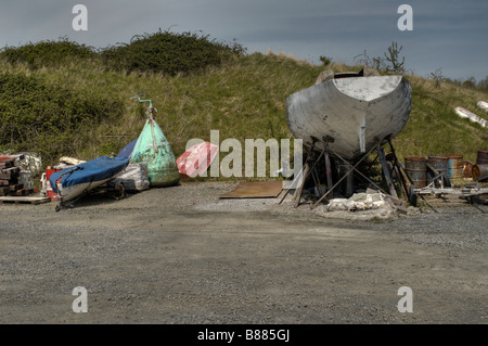 La coque d'un yacht à moitié construite avec des bouées rouges et vertes à terre au port de plaisance de Burnham Burnham on Crouch Essex Banque D'Images