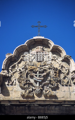 Détail de la croix avec le symbole franciscain des bras croisés sur la partie supérieure de la façade de l'entrée principale de l'église de San Francisco, la Paz, Bolivie Banque D'Images