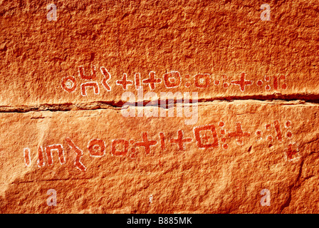 Tifinagh scripts dans Mellel Mellel Messak (Wadi ou Messak Mellet) Banque D'Images