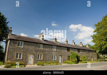 Une ligne de pierre traditionnelle des maisons mitoyennes à Bolton par Bowland dans la vallée de Ribble de Lancashire dans le nord-ouest de l'Angleterre Banque D'Images