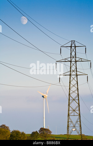 La Lune se levant sur la Lynch Knoll wind turbine (Ecotricity) - Dale Vince - sur les Cotswolds à Nympsfield, Gloucestershire Banque D'Images