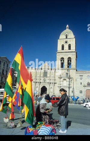 Femme vendant des drapeaux boliviens pour le jour de l'indépendance (6 août) sur le stand iin devant l'église de San Francisco, la Paz, Bolivie Banque D'Images