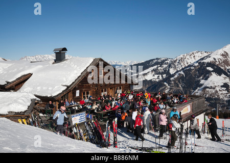 Rauris Autriche Les skieurs en janvier Bergrestaurant chalet en bois sur les pistes de ski dans les Alpes autrichiennes dans la neige de l'hiver Banque D'Images