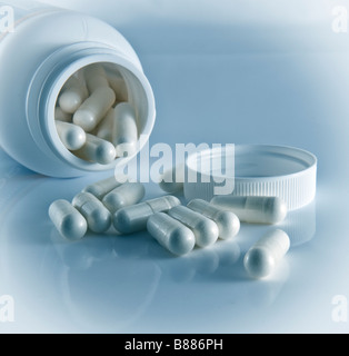 High key fort de pills spilling out Banque D'Images