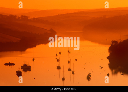 Misty un lever du soleil/coucher du soleil sur l'estuaire de Salcombe Devon England UK Banque D'Images