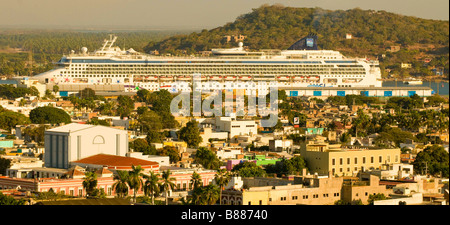 Mexique Mazatlan Sinaloa STATE Vue aérienne du vieux Mazatlan et croisière Navire amarré au port de Mazatlan Banque D'Images