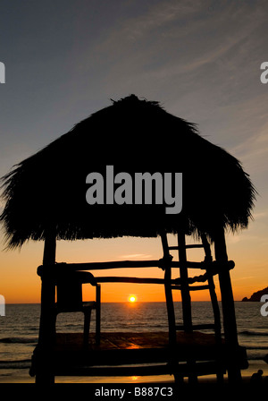 Sinaloa MAZATLAN MEXIQUE ÉTAT Palapa de secours donnant sur plage au coucher du soleil Golden Zone Banque D'Images
