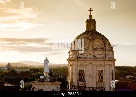 Vue sur le toit de la Iglesia la Merced, Granada, Nicaragua. Banque D'Images