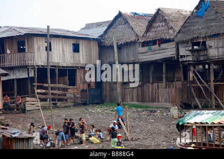 Maisons le long du rio Itaya, Belen, Iquitos Banque D'Images