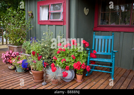 Vashon Island, WA : pont coloré avec des fleurs en pot et à bascule bleu dans le village de Ellisport Banque D'Images