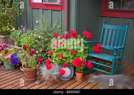 Vashon Island, WA : pont coloré avec des fleurs en pot et à bascule bleu dans le village de Ellisport Banque D'Images