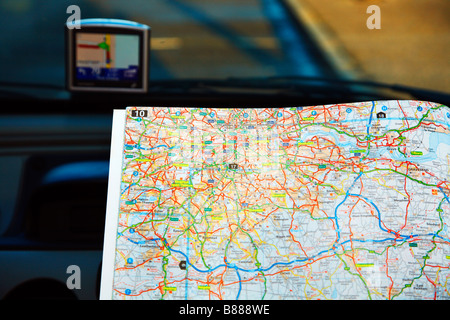 Carte routière et Sat Nav dans une voiture Banque D'Images