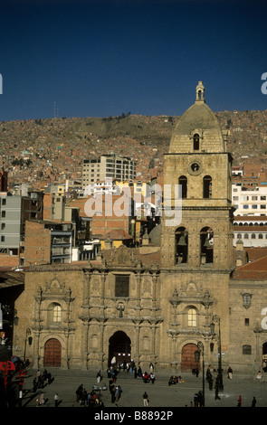 Vue de l'église de San Francisco et Plaza San Francisco, banlieues de la ville sur la colline et El Alto en arrière-plan, la Paz, Bolivie Banque D'Images