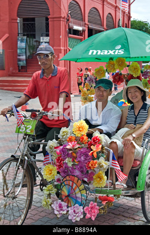 Malacca Malaisie fleurs decorateted pedicab rickshaw tricycles Christ Church Banque D'Images