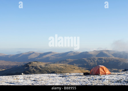 Camping sauvage sur la grande fin avec Helvellyn gamme dans la distance entre Glaramara et soulever haut de Lake District Cumbria Banque D'Images