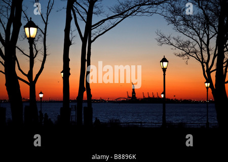 La Statue de la liberté comme vu au coucher du soleil de Battery Park Banque D'Images