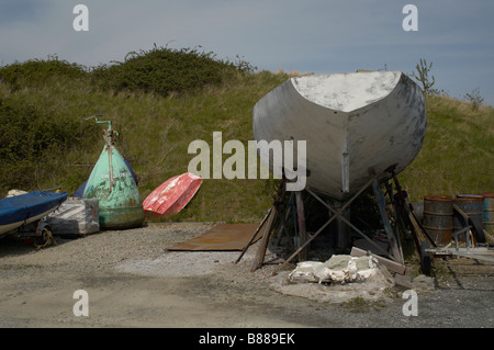 La coque d'un yacht à moitié construite avec des bouées rouges et vertes à terre au port de plaisance de Burnham Burnham on Crouch Essex Banque D'Images