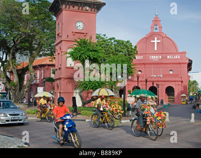Malacca Malaisie fleurs decorateted pedicab rickshaw tricycles Christ Church Banque D'Images