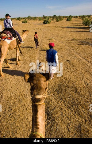 Des promenades touristiques en chameau Khuri desert Rajasthan en Inde Banque D'Images