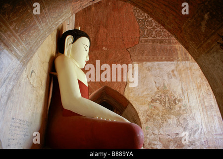 L'image de Bouddha dans le créneau du temple, Bagan (Pagan), le Myanmar (Birmanie) Banque D'Images