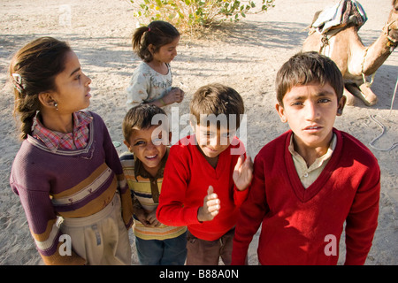 Les enfants du village indien local Khuri desert Rajasthan Inde Banque D'Images