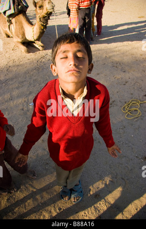 Village indien local Khuri desert Rajasthan Inde enfants Banque D'Images