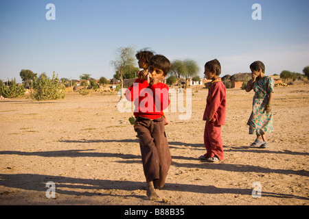 Les enfants du village indien local Khuri desert Rajasthan Inde Banque D'Images