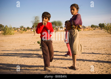 Les enfants du village indien local Khuri desert Rajasthan Inde Banque D'Images