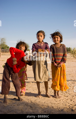 Les enfants du village indien local Khuri desert Rajasthan Inde Banque D'Images