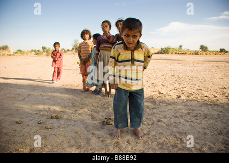 Les enfants du village indien local Khuri desert Rajasthan Inde Banque D'Images