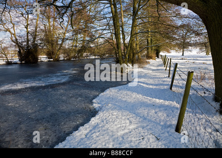 Lac gelé dans le Gloucestershire against a blue sky Banque D'Images