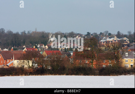 Le village et le moulin de Norwich, en Angleterre, au cours de l'hiver. Banque D'Images