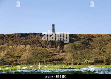 Tour peel sur holcombe hill avec neige au sol Banque D'Images