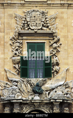 18ème fenêtre Baroque Italienne, l'Auberge de Castille et Léon Portugal (maintenant le Bureau du Premier Ministre), La Valette, Malte Banque D'Images