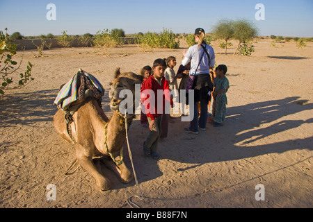 Village touristique répond aux enfants indiens locaux Khuri desert Rajasthan Inde Banque D'Images