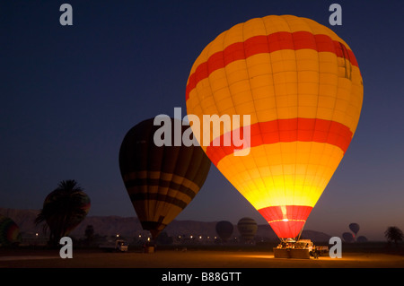 Beaucoup de ballons à air chaud se prépare à décoller à l'aube dans le désert à l'ouest du Nil près de Luxor Egypte Moyen Orient Banque D'Images